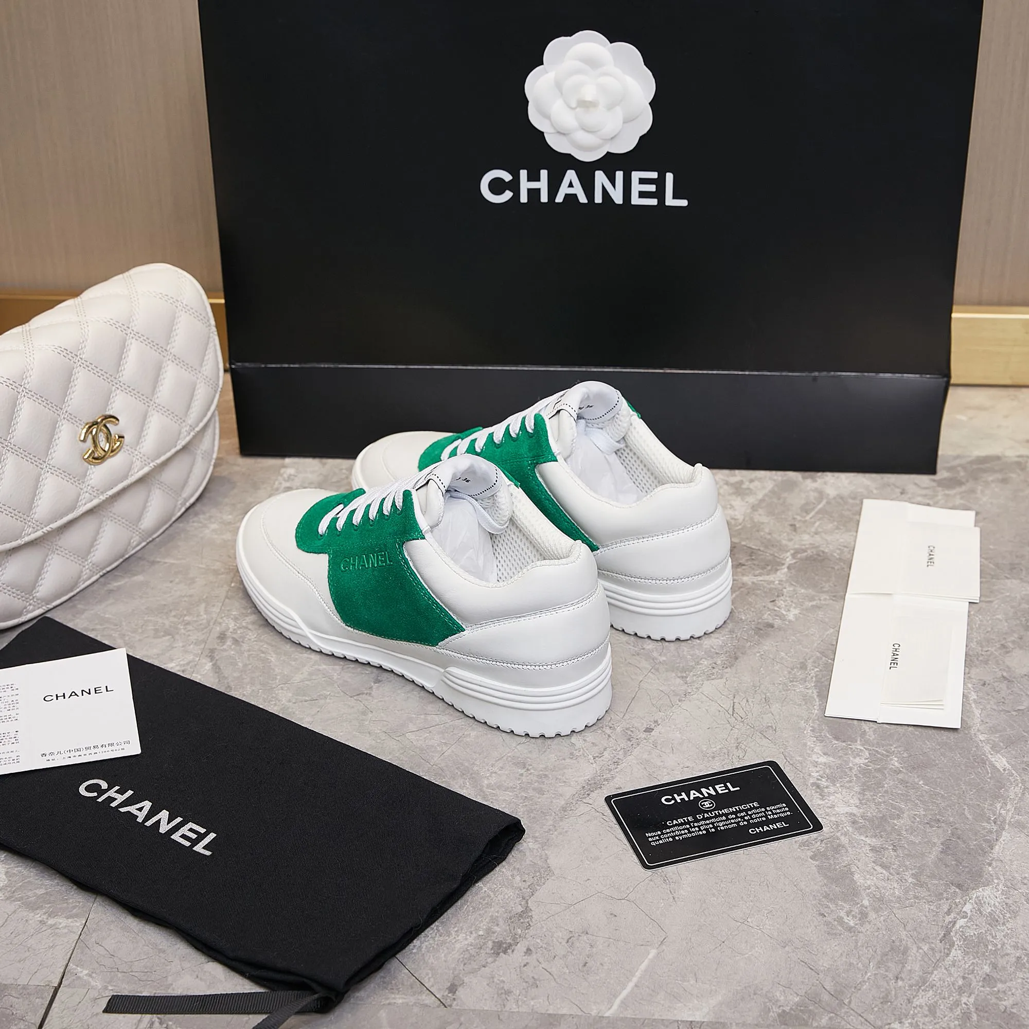 👟👟Ex-factory price 500👟👟 Chanel Chanel - 2023 counter top casual sports shoes This classic design; the upper is electro-embroidered with a variety of craftsmanship; the outsole is fashionable and sporty; it is extraordinary and incorporates a variety of color matching elements... The diversified mix and match is very beautiful and versatile, casual, fashionable, sports and outdoor can be taken into account... ꫛꫀꪝ Go➫ Material: ❶Upper is made of: Original imported cowhide ❷The inner lining is made of: original imported breathable mesh ❸Outsole is based on: original TPU combination outsole Special counter boutique packaging complete set for women 35–41